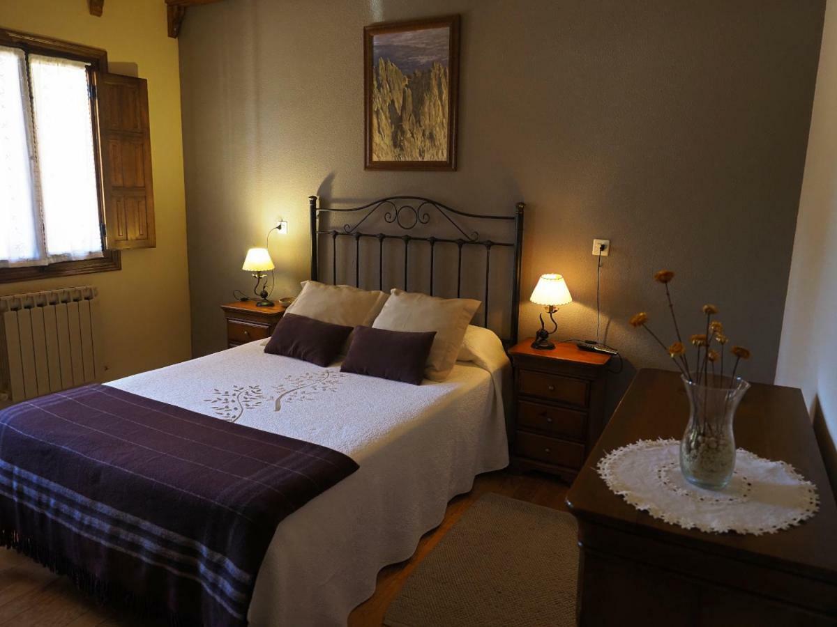 Hospedium Hostal Almanzor Navarredonda de Gredos Exterior photo